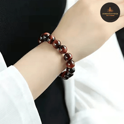Bracelet-oeil-de-tigre-rouge-poignet